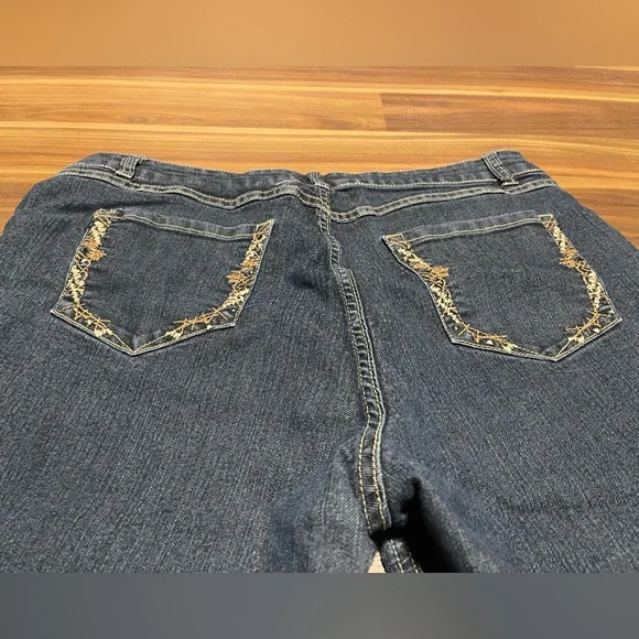 D. Jeans capris - Picture 6 of 8